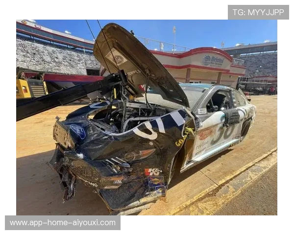 自行车越野赛出现惊险空翻救场画面 自行车越野赛出现惊险空翻救场画面