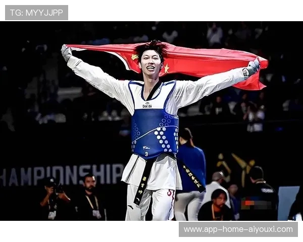 世界跆拳道冠军遭爆冷击倒,裁判表情亮了